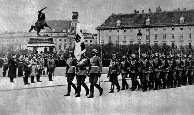 Аннексия Австрии Германией – 1938 г.<br /><br />
Включение Австрии в состав Германии состоялось 12—13 марта 1938 года. В результате аншлюса территория Германии увеличилась на 17%, население — на 10% (на 6,7 млн человек). Присоединив Австрию, Гитлер получил еще больше средств для дальнейшего наступления на Балканах. В 1945 году независимость Австрии была восстановлена.<br /><br />
 
