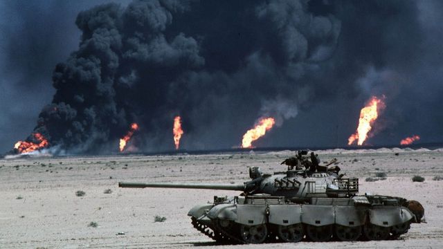 Аннексия Кувейта Ираком – 1990 г. <br /><br />
В июле 1990 года Саддам Хусейн потребовал от Кувейта простить иракский долг и заплатить компенсацию в размере 2,5 млрд. дол. за якобы незаконную добычу иракской нефти Кувейтом. Однако кувейтский эмир не принял это требование. В результате войска Ирака стали стягиваться к границам Кувейта, и 2 августа иракская армия вторглась на кувейтскую территорию. К концу августа Кувейт был объявлен 19-ой провинцией Ирака.