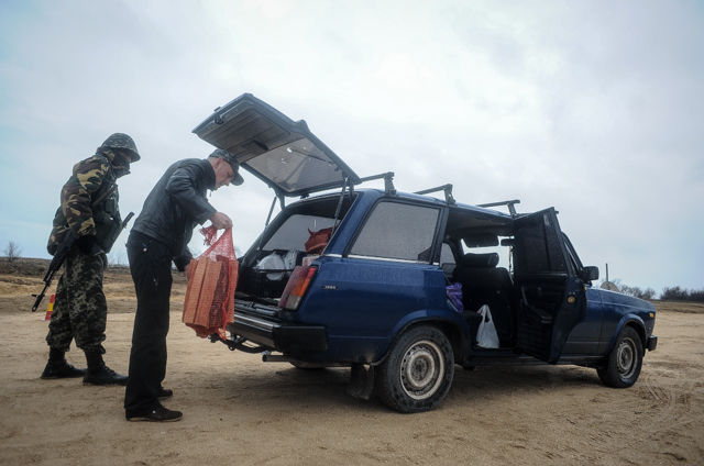 Хители херсонщины помогают пограничникам с продуктами. Фото: delo.ua.