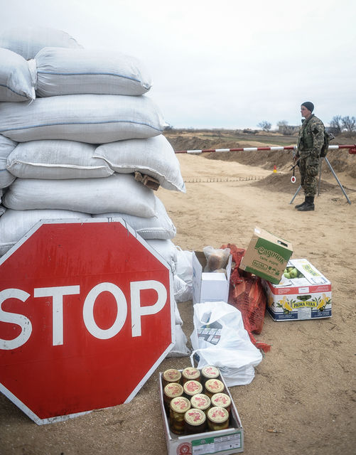 Хители херсонщины помогают пограничникам с продуктами. Фото: delo.ua.