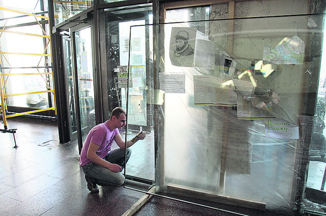 Ремонт. В Укрдоме активисты меняют окна | Фото: Григорий Салай