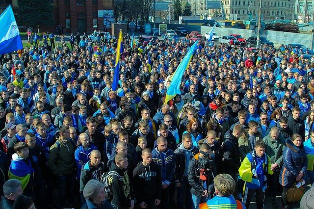 Фанаты почтили память Небесной сотни Фото: dp.vgorode.ua 