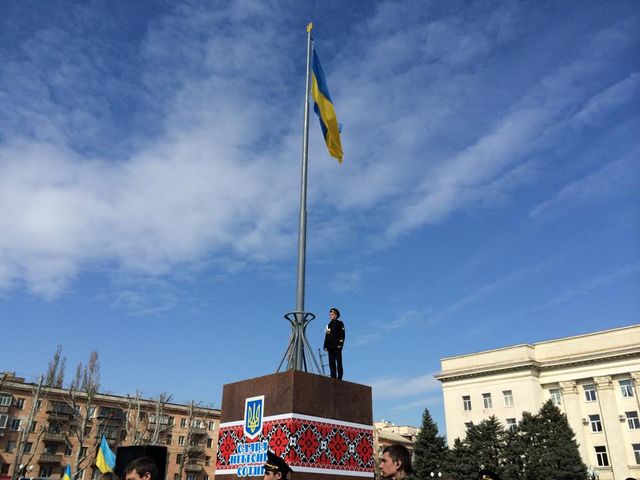 Украинский флаг вместо Ленина. Херсон. Фото: Гандзюк К. 