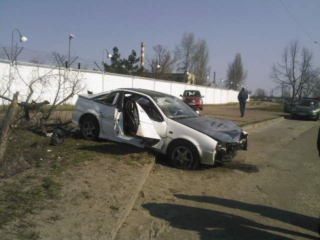 Автомобиль снес два дерева. Фото: Магнолия-ТВ