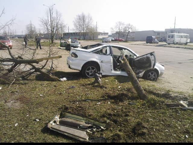 Автомобиль снес два дерева. Фото: Магнолия-ТВ