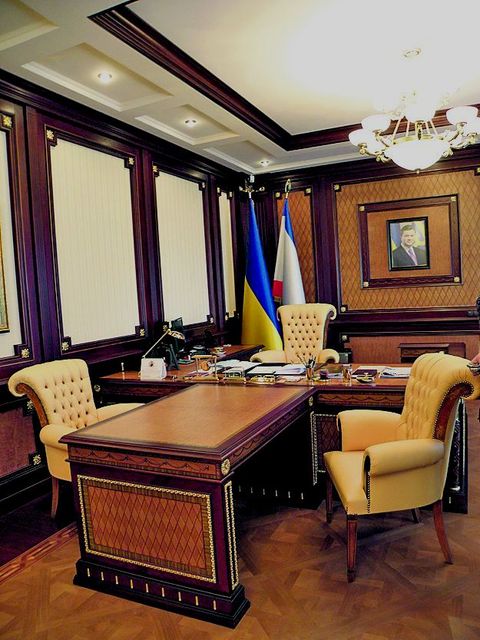 Ранее в кабинете висел портрет Виктора Януковича 