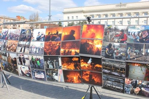Жители Херсона пришли на фотовыставку посвященную Майдану. Фото: oda.kherson.ua