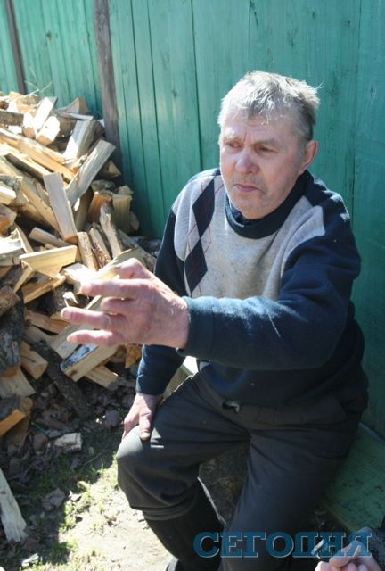 Житель Сеньківки Олександр Богумірский чекає в гості Путіна | Фото: Олександр Яремчук