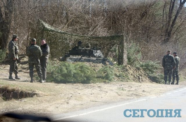 Замаскований український танк в прикордонному селищі Гасичівка на Чернігівщині | Фото: Олександр Яремчук