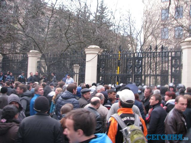 Активисты собрались у ворот, которые ведут во двор ОГА. Фото: А. Пересичный
