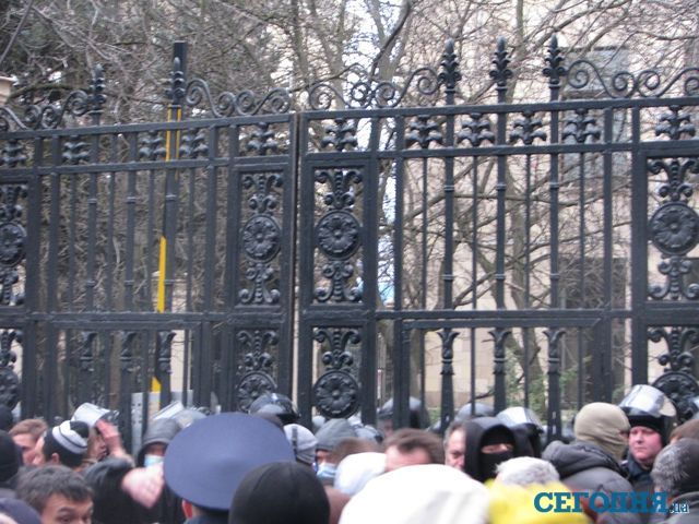 Активисты собрались у ворот, которые ведут во двор ОГА. Фото: А. Пересичный