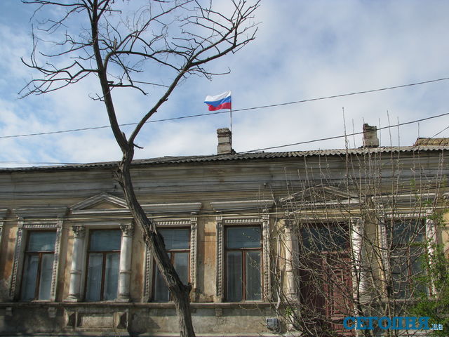 На багатьох будівлях майоріють російські прапори. Фото: С.Сич