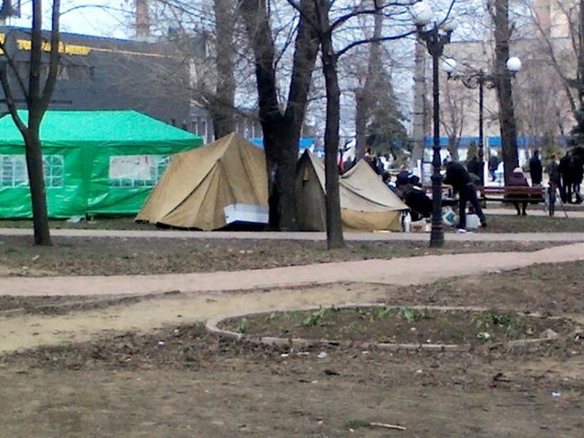 Под СБУ появились палатки. Фото: "Луганск.Комментарии"