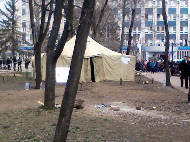 Под СБУ появились палатки. Фото: "Луганск.Комментарии"