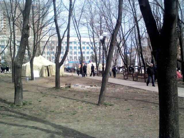 <p>Під СБУ з'явилися намети. Фото: "Луганськ.Коментарі"</p>