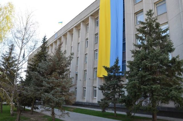 Херсонский горсовет украшает огромный флаг Украины, фото visti.ks.ua