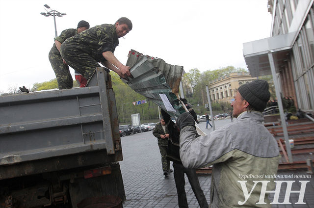 В центре Киева обновляют баррикады. Фото: УНН
