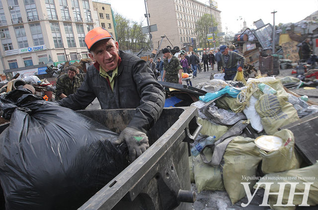 <p>У центрі Києва оновлюють барикади. Фото: УНН</p>