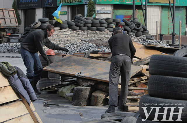 В центре Киева обновляют баррикады. Фото: УНН