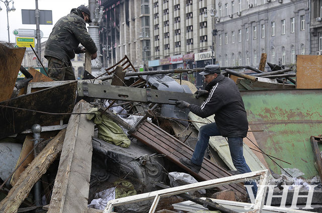 <p>У центрі Києва оновлюють барикади. Фото: УНН</p>