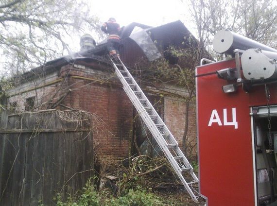 В Киеве горел чердак дома. Фото: Магнолия-ТВ