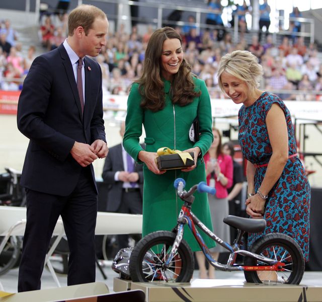 Олимпийская  чемпионка по велогонкам Сара Улмер демонстрирует велосипед для Принца Георга. Фото:AFP