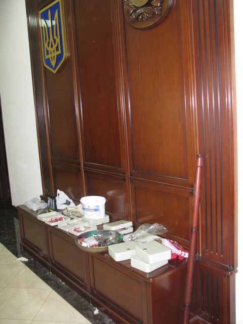 Пострадали кабинеты на первых трех этажах. Фото: Дана Жданова, "Сегодня"