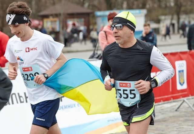 Градоначальник Геннадий Кернес преодолел дистанцию в 21,9 км. Пробежав полумарафон за 1 час и 44 минуты, к финишу он пришел десятым.  Фото: city.kharkov.ua