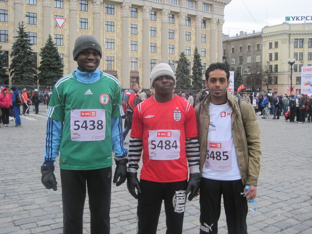 Трое приятелей из Нигерии пытались покорить дистанцию в 10 км. Несмотря на мнение о выносливости темнокожих спортсменов, первыми прибежали харьковчане. Фото: А. Макаренко