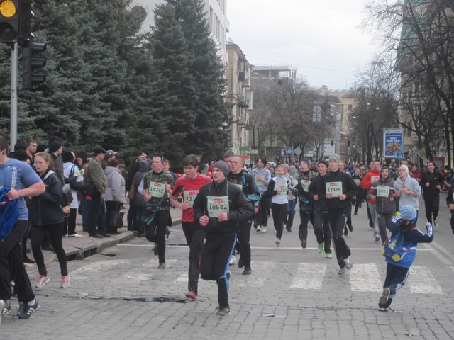 Половина участников марафона — 5000 бегунов вышли на дистанцию 3 км. Это — самый массовый забег, который вошел в Книгу рекордов Украины. Фото: А. Макаренко