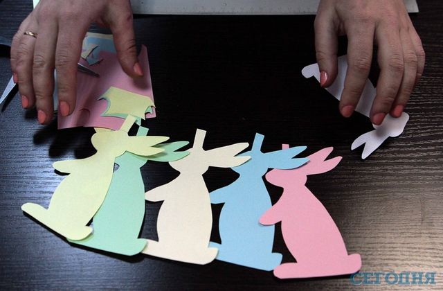 Гірлянда з паперових кроликів. | Фото: Юрій Кузнєцов