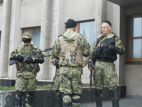 У боевиков заметили пулеметы, гранатометы и снайперские винтовки Драгунова. Фото: Макс Левин / lb.ua, slavgorod.com.u/