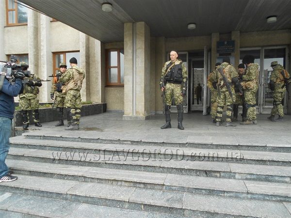 У боевиков заметили пулеметы, гранатометы и снайперские винтовки Драгунова. Фото: Макс Левин / lb.ua, slavgorod.com.u/