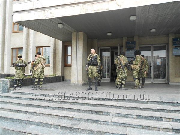 <p>У бойовиків помітили кулемети, гранатомети і снайперські гвинтівки Драгунова. Фото: Макс Левін/ lb.ua, slavgorod.com.u/</p>
