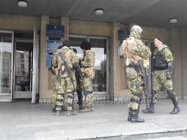<p>У бойовиків помітили кулемети, гранатомети і снайперські гвинтівки Драгунова. Фото: Макс Левін/ lb.ua, slavgorod.com.u/</p>