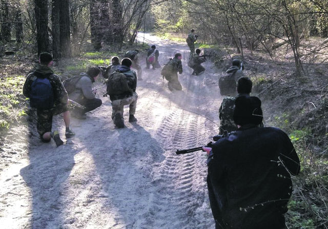 Киевские ополченцы бегают марш-броски и отрабатывают тактику ведения боя. Фото: Евгений Чепелянский