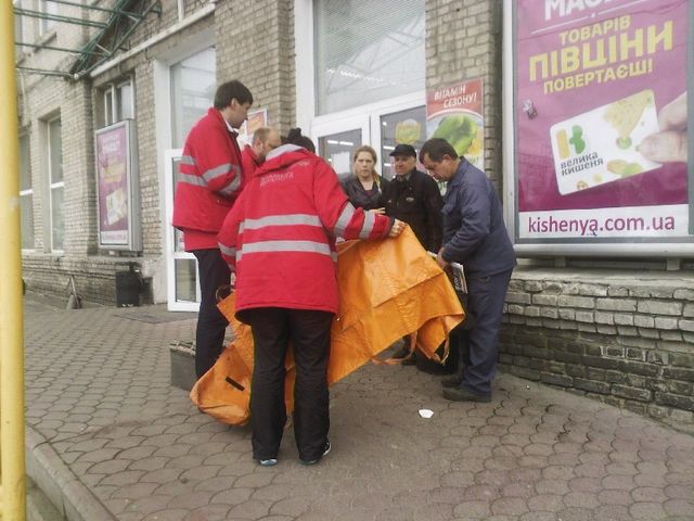 <p>Дідуся збили на виході з магазину. Фото: Магнолія-ТВ</p>