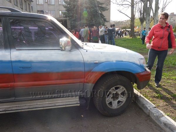 <p>На авто видно сліди куль. Фото: slavgorod.com.ua</p>