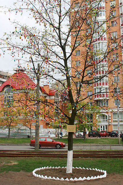 <p>У Києві створили рекордне дерево з писанками. Фото: КМДА</p>