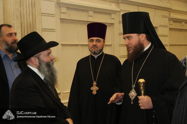 В Днепропетровске на Песах встретились раввин и священник. Фото: http://djc.com.ua/
