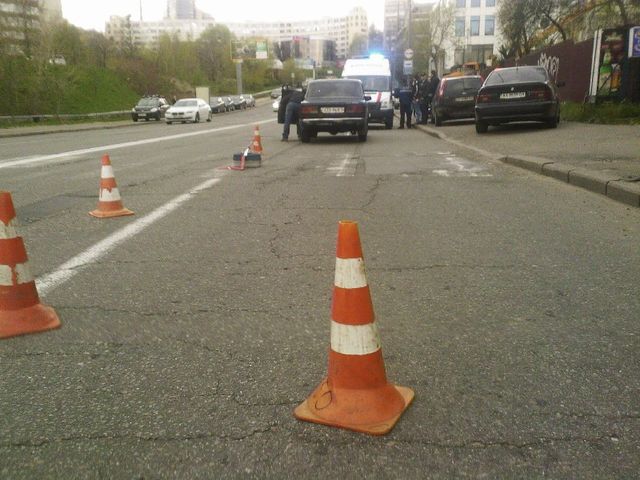 Автомобиль сбил девушку на переходе. Фото: Магнолия-ТВ