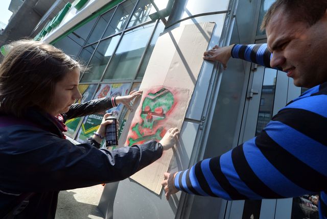Активисты в Киеве нарисовали "зеленых человечков" на центральном офисе "Сбербанка России". Фото AFP