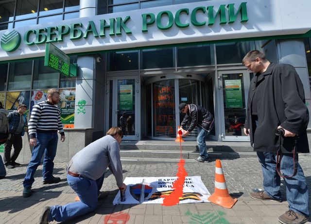 Активисты в Киеве нарисовали "зеленых человечков" на центральном офисе "Сбербанка России". Фото AFP