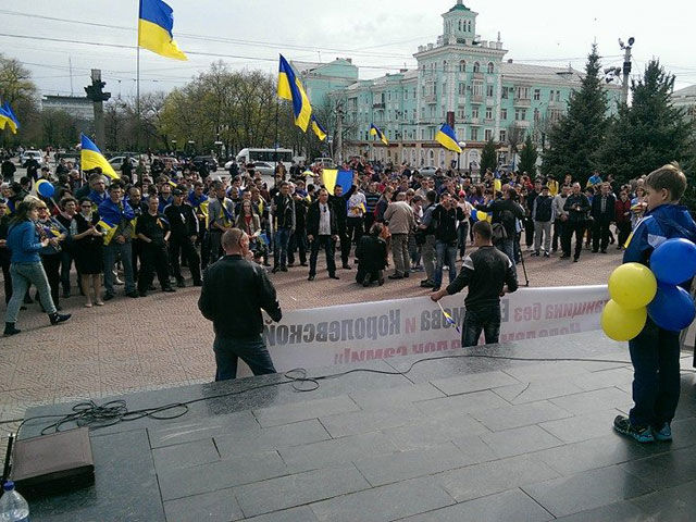 В Луганске поддерживали единство Украины, расписывали пасхальные яйца и собирали провизию для военнослужащих. Фото: 24tv.ua