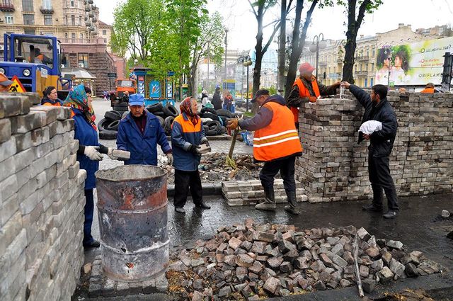 Вместо прежней баррикады коммунальщики выстраивают стенку из железобетонных плит и тротуарной плитки Фото: rbc.ua