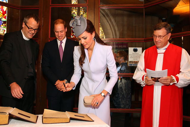 Герцогиня и принц расписались в первой военно-морской Библии. Фото:AFP
