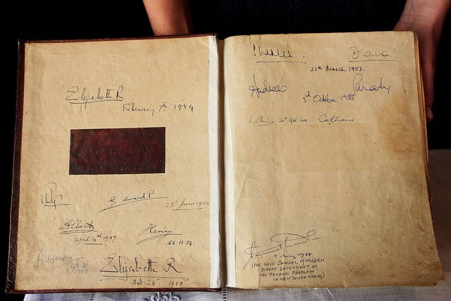 Підписи в книзі інших представників королівської родини.  Фото:AFP