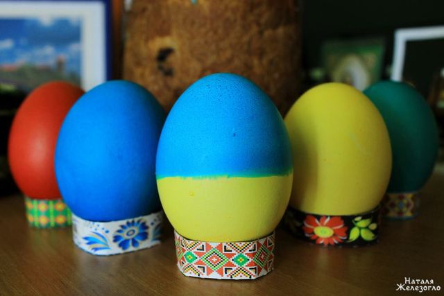 Украинцы разрисовывают пасхальные яйца национальной символикой