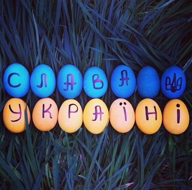 Украинцы разрисовывают пасхальные яйца национальной символикой
