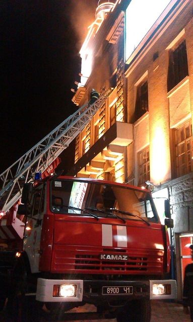<p>Пожежники працюють. Фото с сайта vk.com/itsector_ua</p>